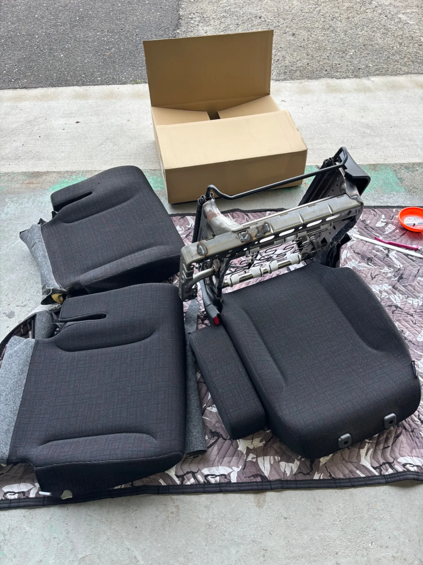 シートクッションカバー＆リトラクター交換❗️