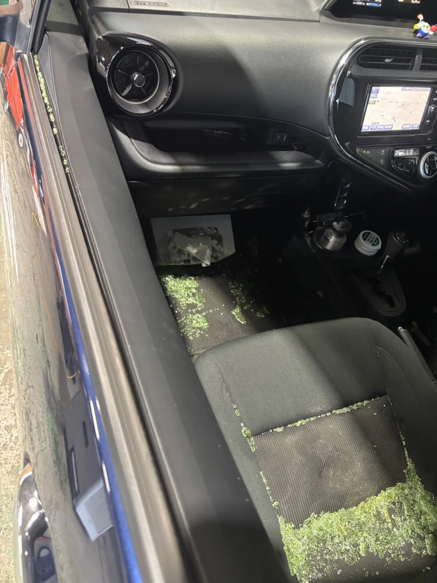 アクア車上荒らし修理🧑‍🔧