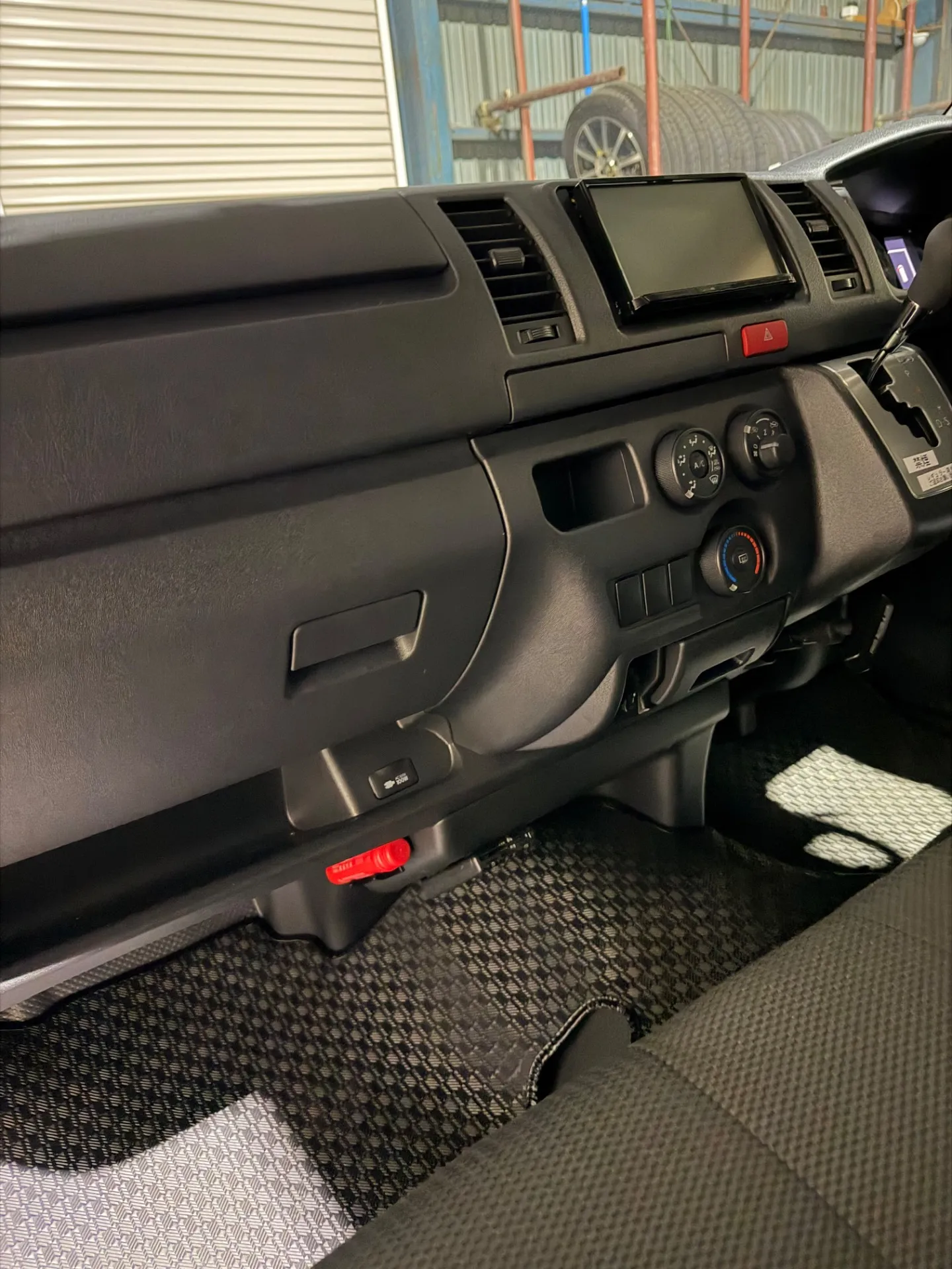 車検整備＆新車ハイエース部品取付❗️