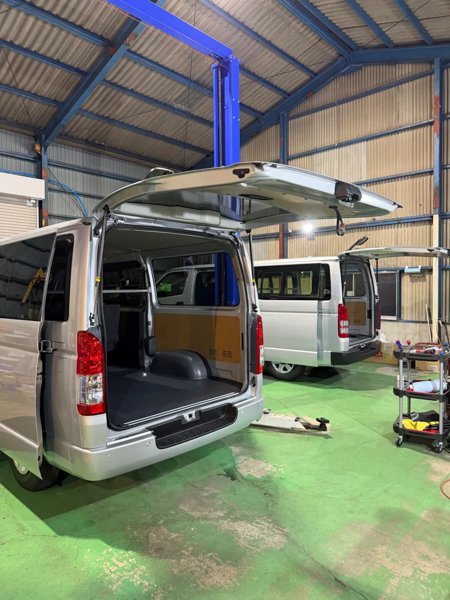 車検整備＆新車ハイエース部品取付❗️